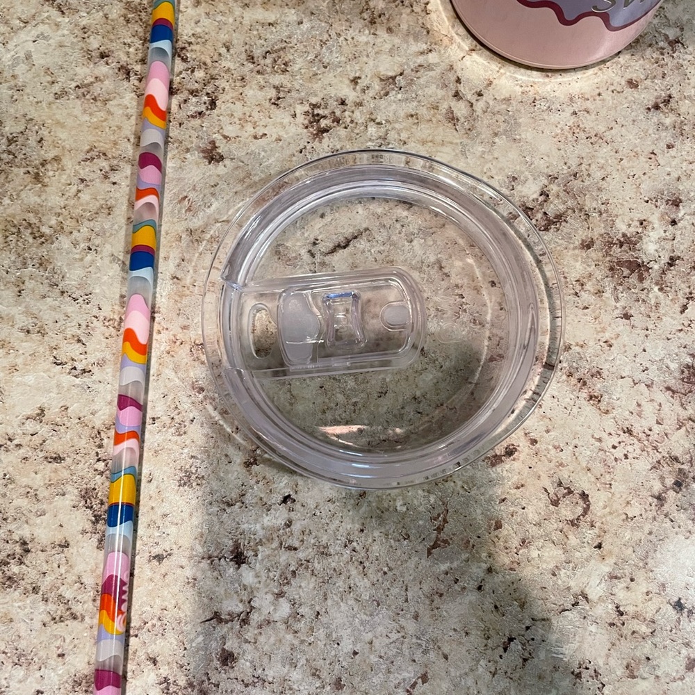 SWIG!  32 oz. Great condition, Sandart print!  Comes with brand new straw!
